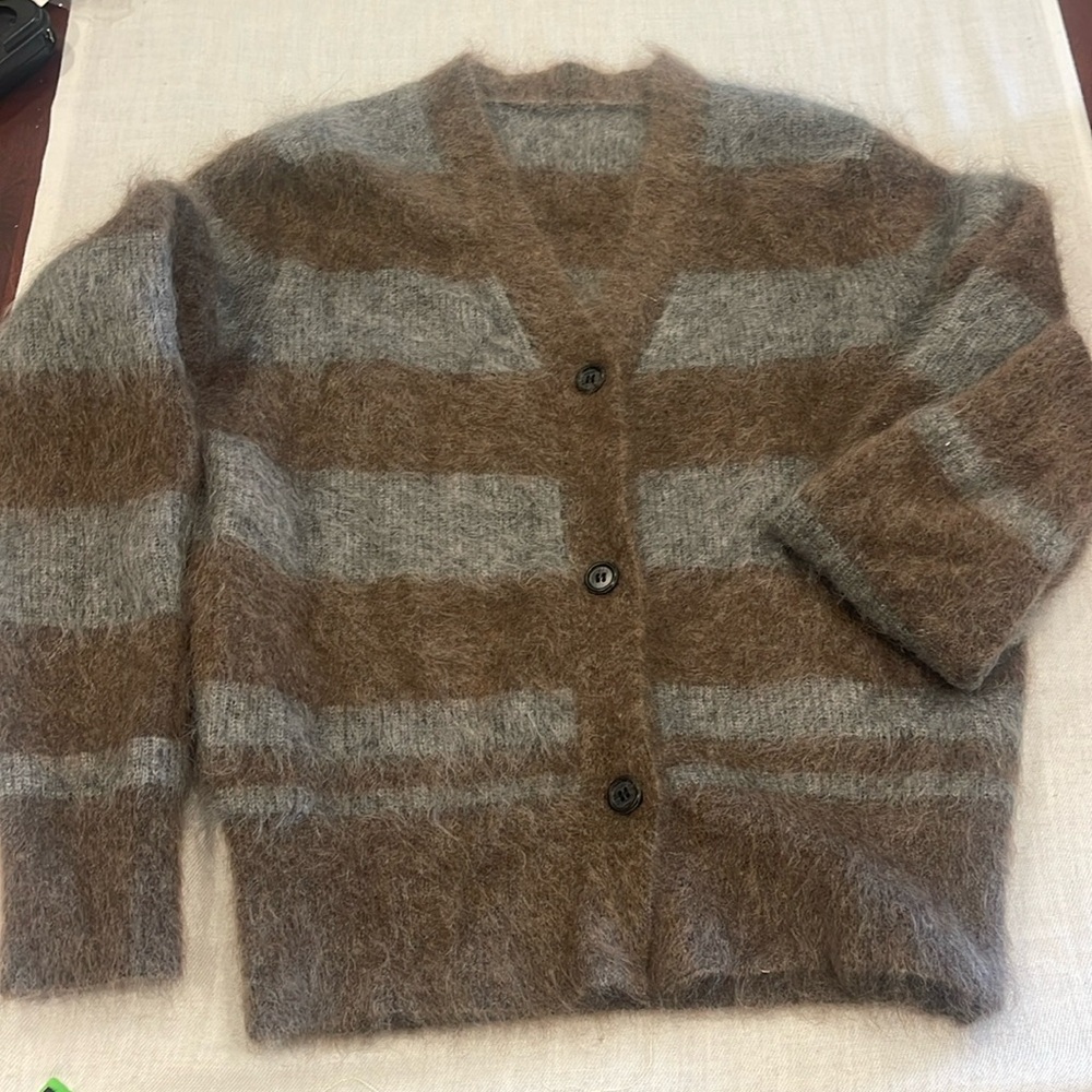 Wonder Wheel sweater 75% Mohair 25% Wool lasting Beaty. No defects. Not itchy